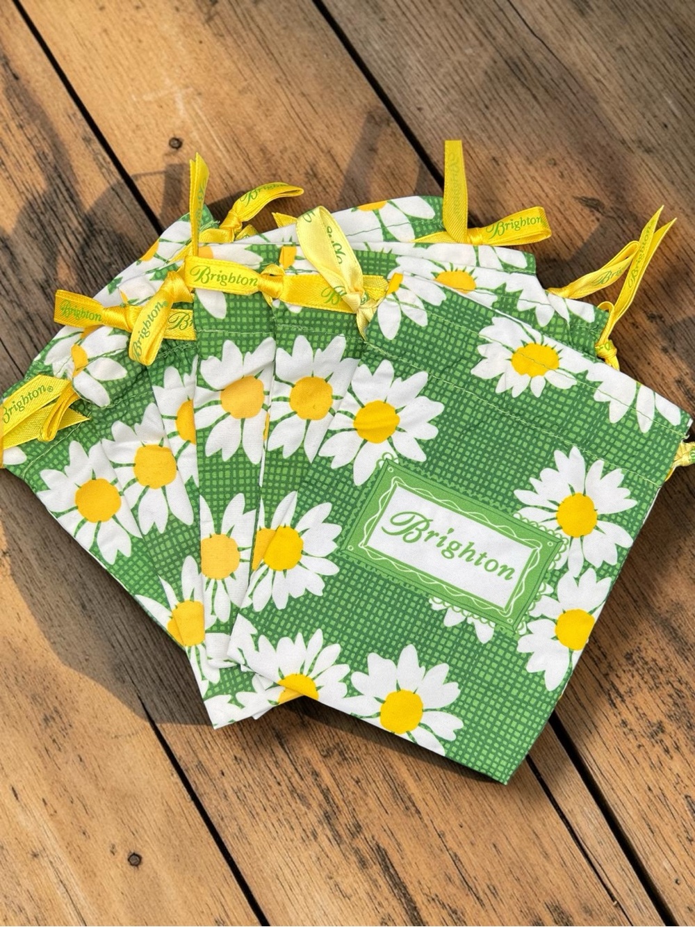 (Set of 6) Brighton Green White Yellow Daisy Drawstring Pouches